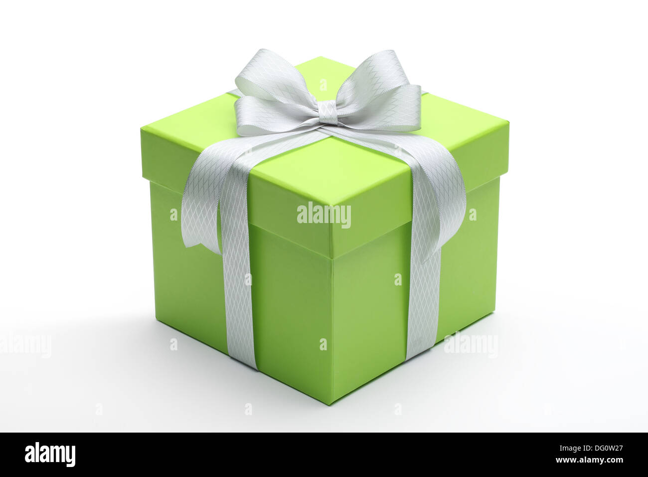 Grüne Geschenkbox mit Silberband und Bogen Stockfoto