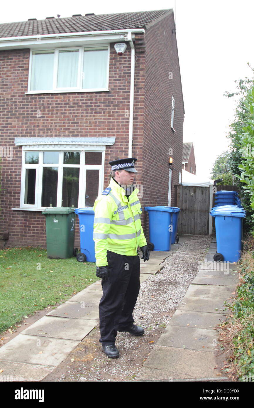 Mansfield, Nottinghamshire. 11. Oktober 2013. Polizei außerhalb 2 Blenheim schließen, Forest Town, die Überreste von zwei Personen von der Polizei in den hoteleigenen Garten ausgegraben wurden gestern (Donnerstag, 10. Oktober 2013). Bildnachweis: Deborah Vernon/Alamy Live-Nachrichten Stockfoto