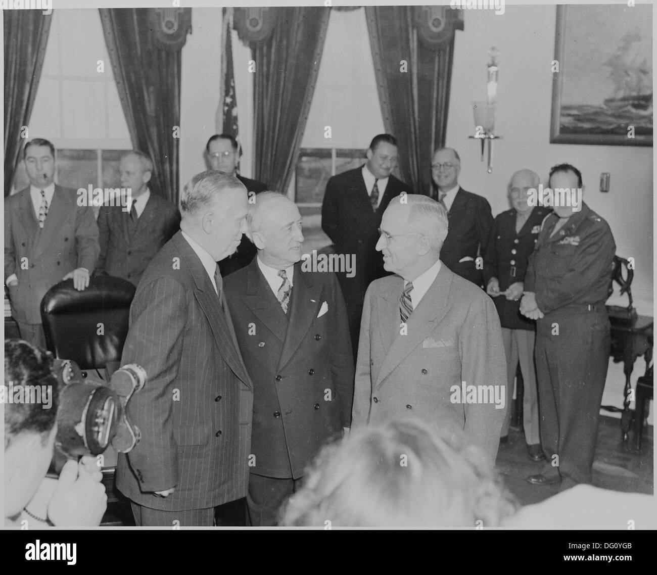 Foto von Präsident Truman im Oval Office, im Gespräch mit James Byrnes (der scheidenden Secretary Of State) und... 199515 Stockfoto