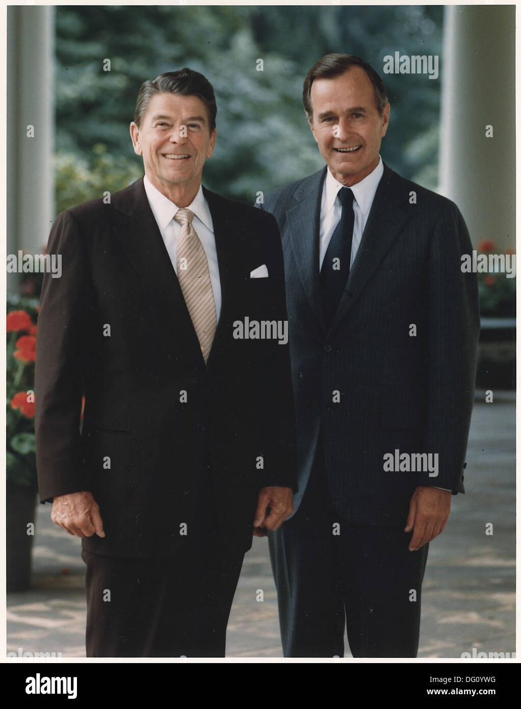 Dies ist das offizielle Porträt von Präsident Ronald Reagan und Vizepräsident George H. W. Bush, das während ihrer Amtszeit aufgenommen wurde. Das Foto spiegelt ihre Führung und Partnerschaft während ihrer Amtszeit wider. Stockfoto