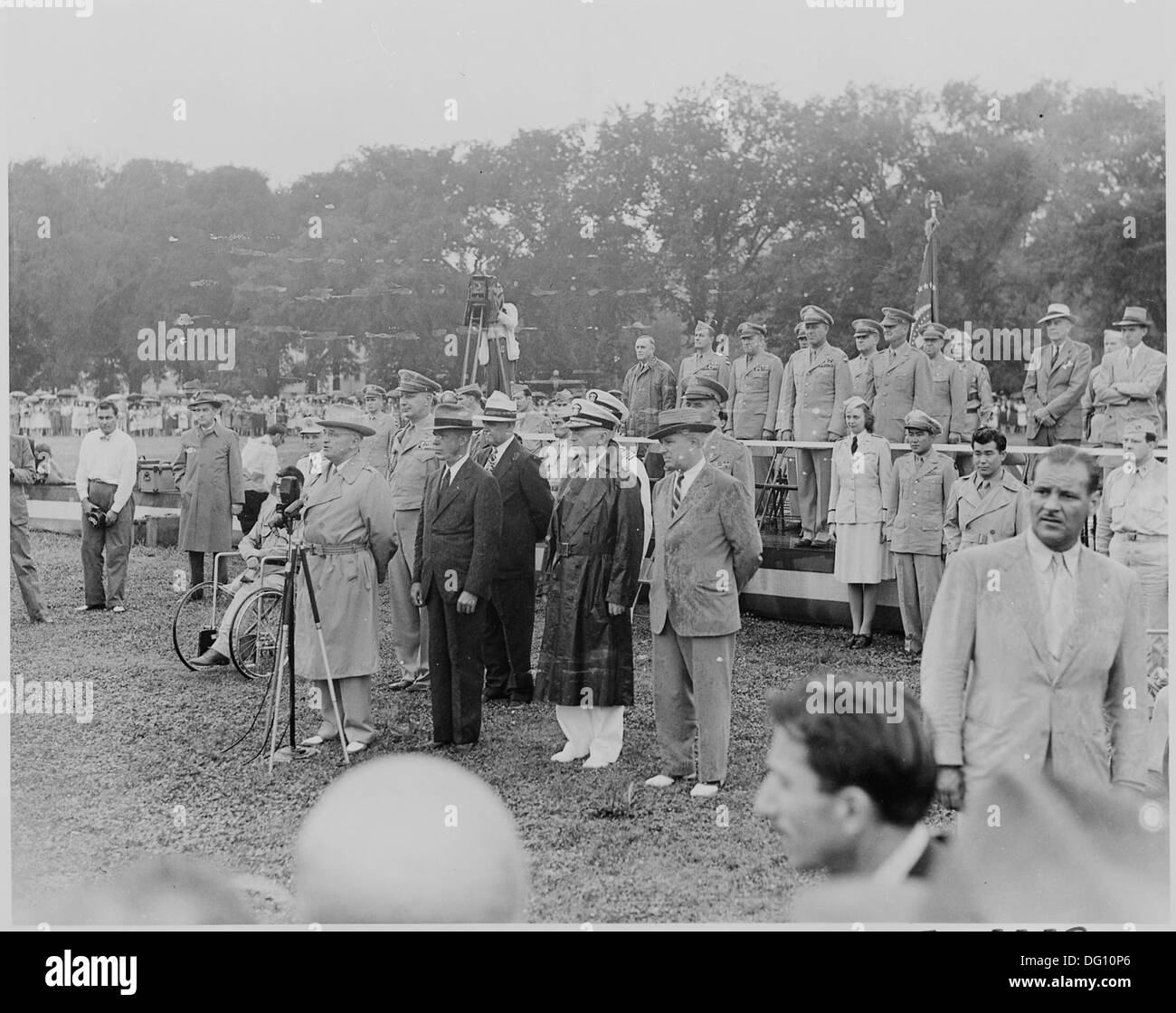 Präsident Harry S. Truman wird vor einem Mikrofon fotografiert während seiner Rezension des Nisei 442nd Regimental Combat Teams, einer angesehenen Einheit japanisch-amerikanischer Soldaten. Stockfoto