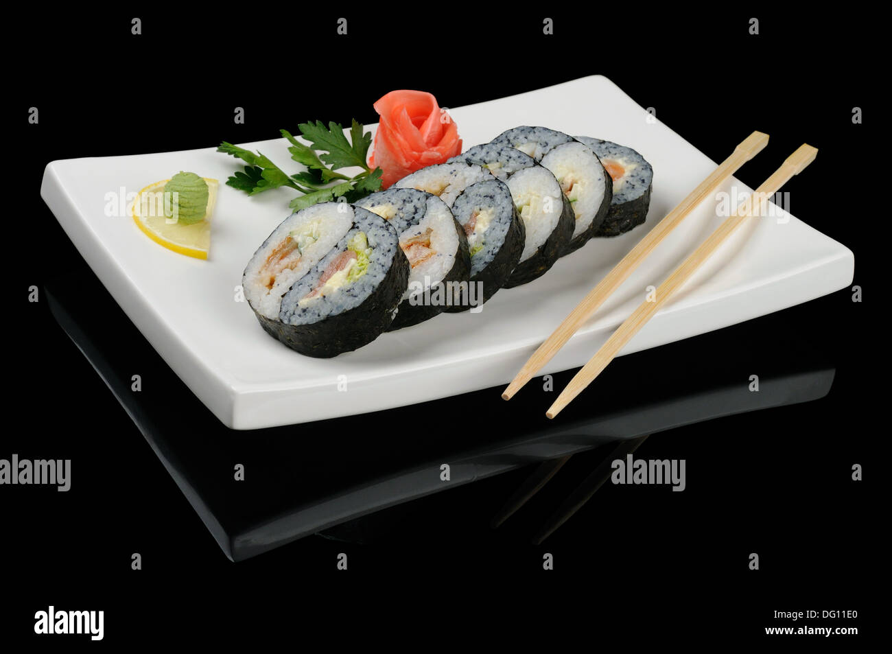 Yin-Yang-Brötchen mit Stäbchen auf Teller serviert. Stockfoto