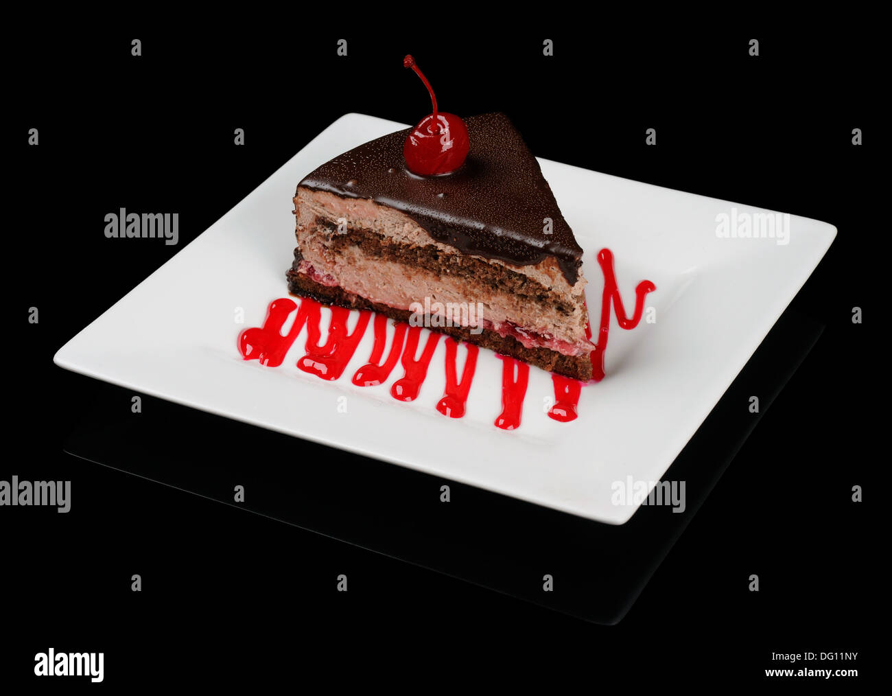 Verglaste Schokoladenkuchen mit einem Sahnehäubchen Stockfoto
