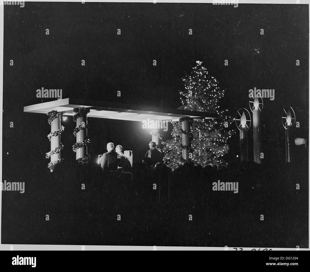 Die zeremonielle Beleuchtung des National Community Christmas Tree auf dem Gelände des Weißen Hauses ist ein festlicher Anlass, an dem Würdenträger teilnehmen und während der Weihnachtszeit an die Nation gesendet werden. Stockfoto