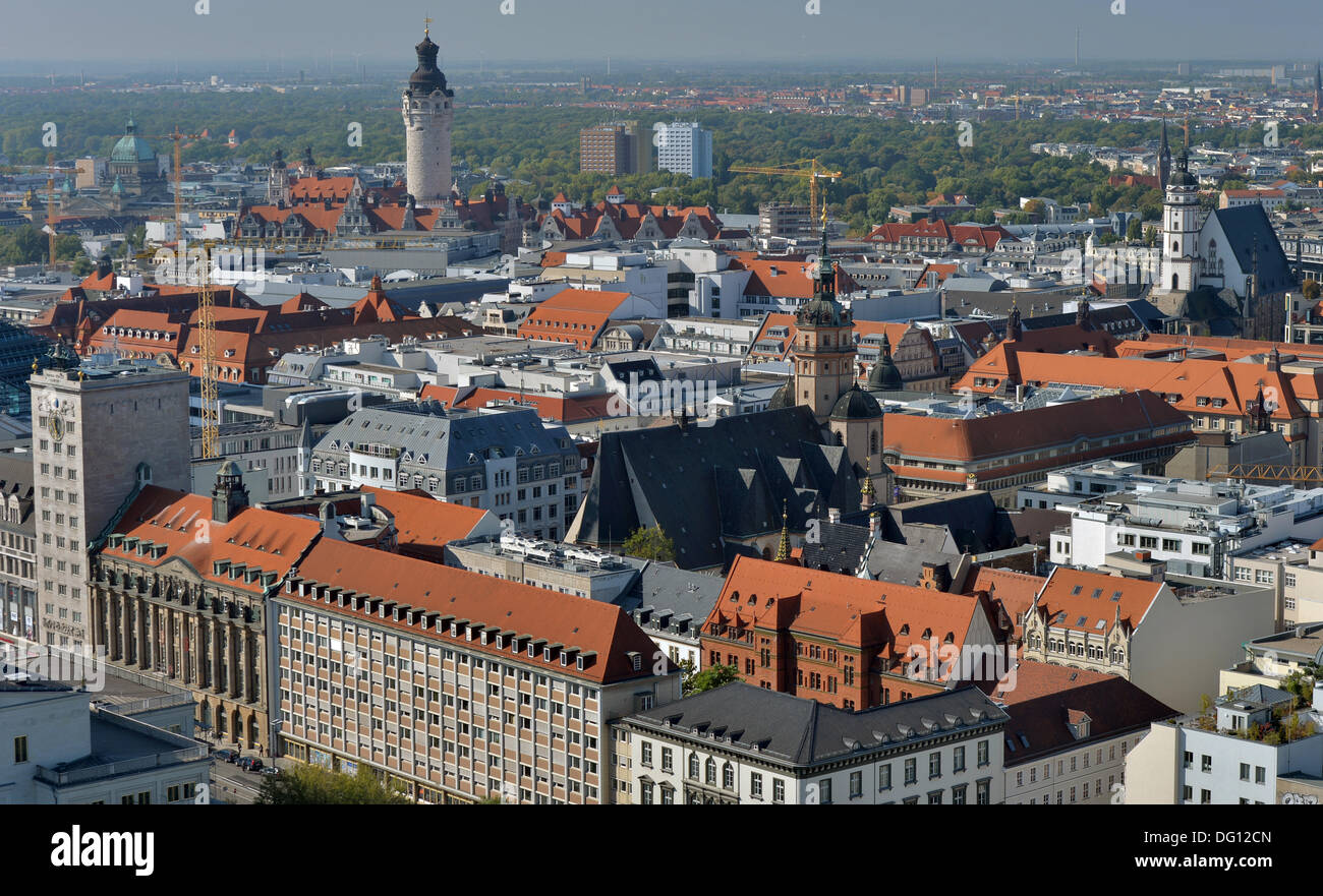 Blick über das Zentrum von Leipzig mit St.-Nikolaus Kirche (C), Leipzig, Deutschland, 30. September 2013. Die Messestadt war das Zentrum der Proteste der Bürger in der DDR im Herbst 1989. Traditionell erinnert die Stadt der friedlichen Revolutionen mit einem Festival of Lights am 9. Oktober 2013. Foto: Hendrik Schmidt Stockfoto