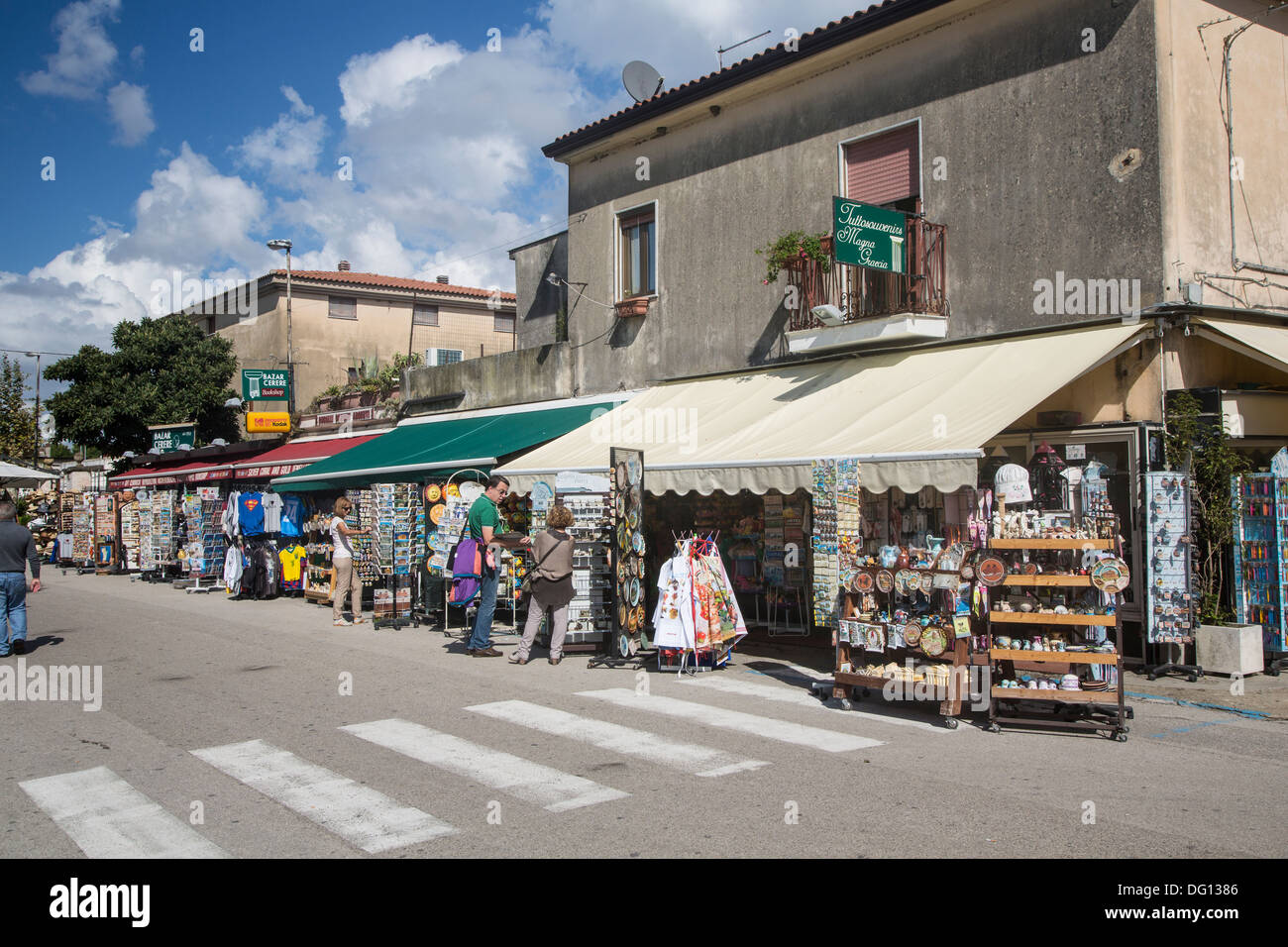 Touristischen Geschäfte verkaufen Souvenirs in der antiken Stadt Paestum, Kampanien, Italien Stockfoto
