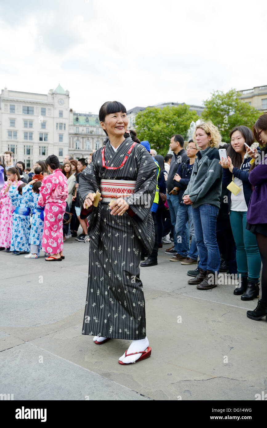 Japanische Tänzerin tragen Tracht der Kimono auf Matsuri in London England. 5. Oktober 2013 Stockfoto