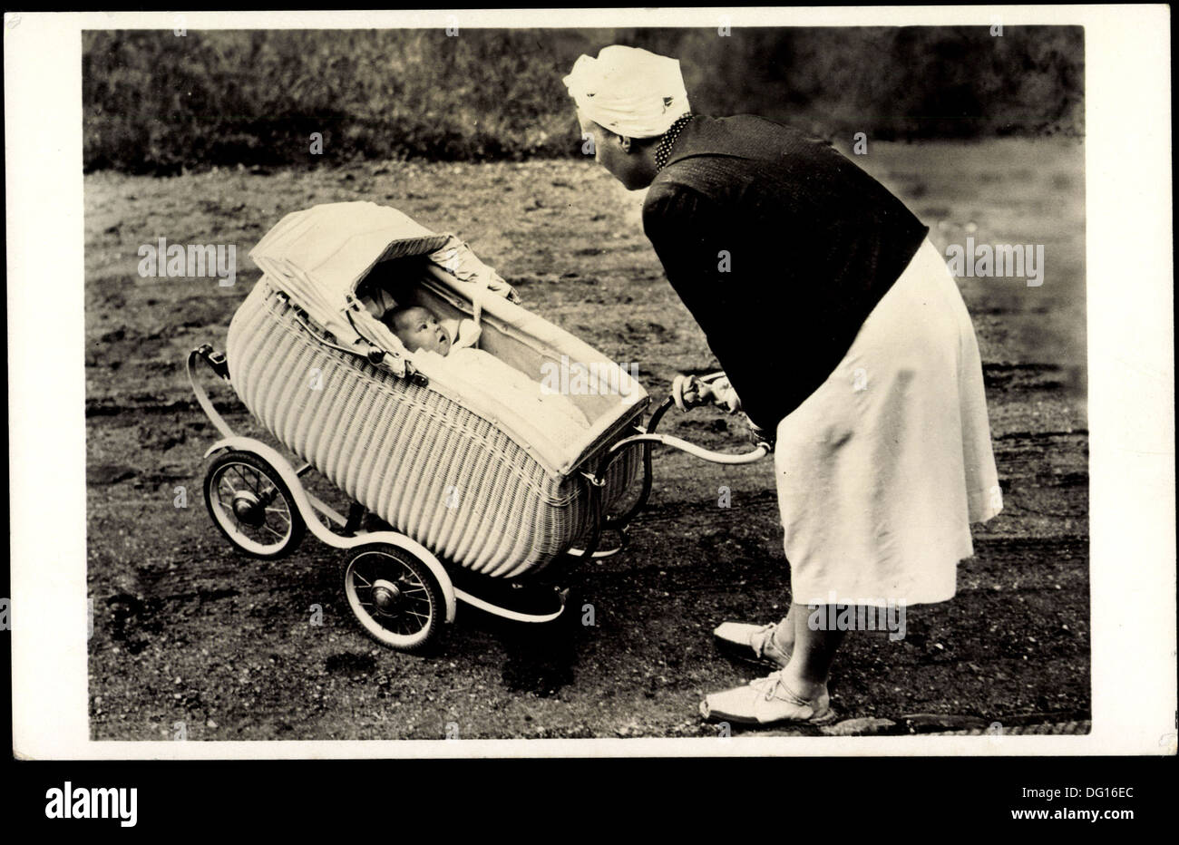 AK H.K.H. Prinses Beatrix trafen Hase Moeder, Niederlande, Kinderwagen; Stockfoto