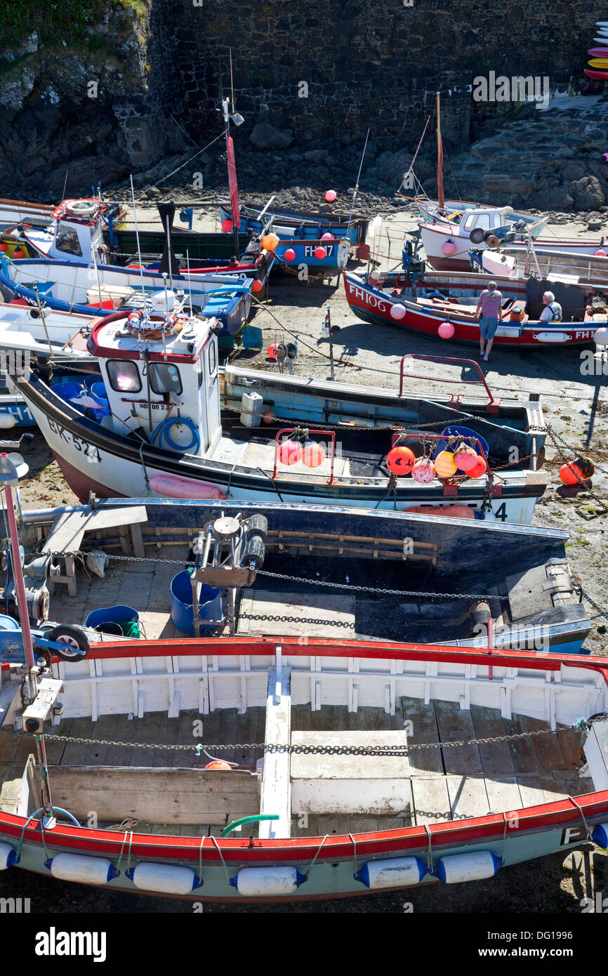 Boote im Hafen, Coverack, Cornwall gestrandet Stockfoto