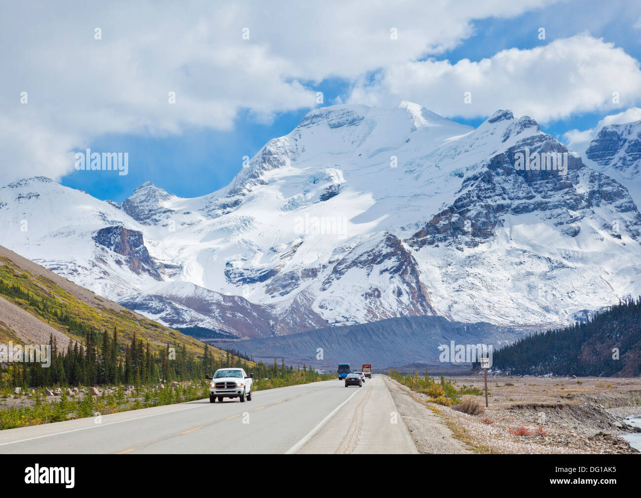 Verkehr auf dem Icefields Parkway Jasper Nationalpark Alberta Kanada Nordamerika Stockfoto