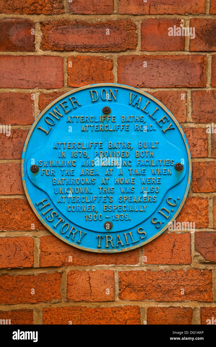 Eine blaue Gedenktafel an der Wand der ehemaligen Attercliffe Bäder in Sheffield South Yorkshire UK Stockfoto