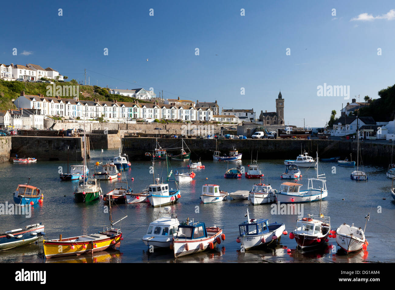 Blick auf den Hafen voller Boote, Hafendamm, Cornwall Stockfoto