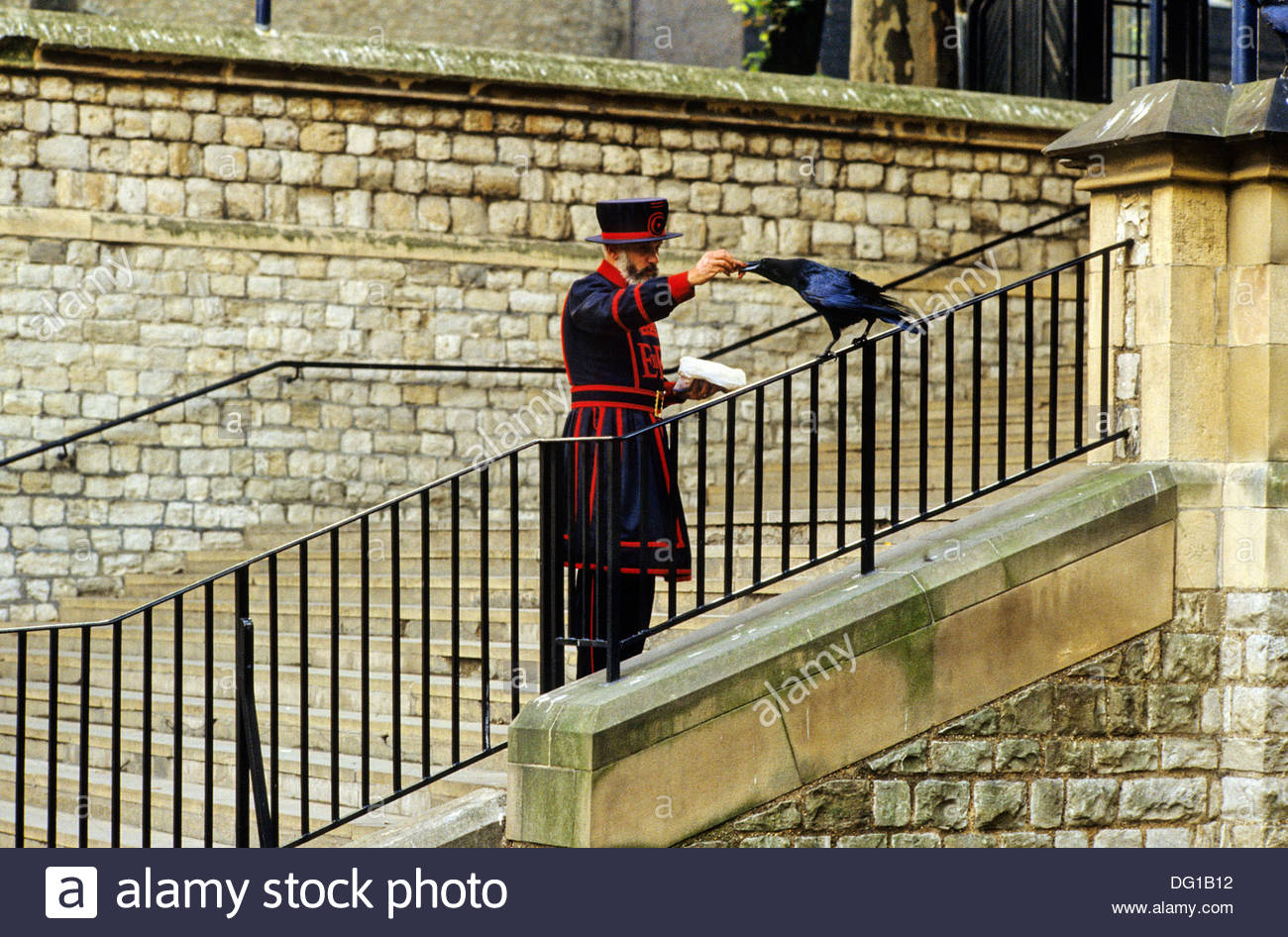 Tower Of London Beefeater Raven Stockfotos Und Bilder Kaufen Alamy