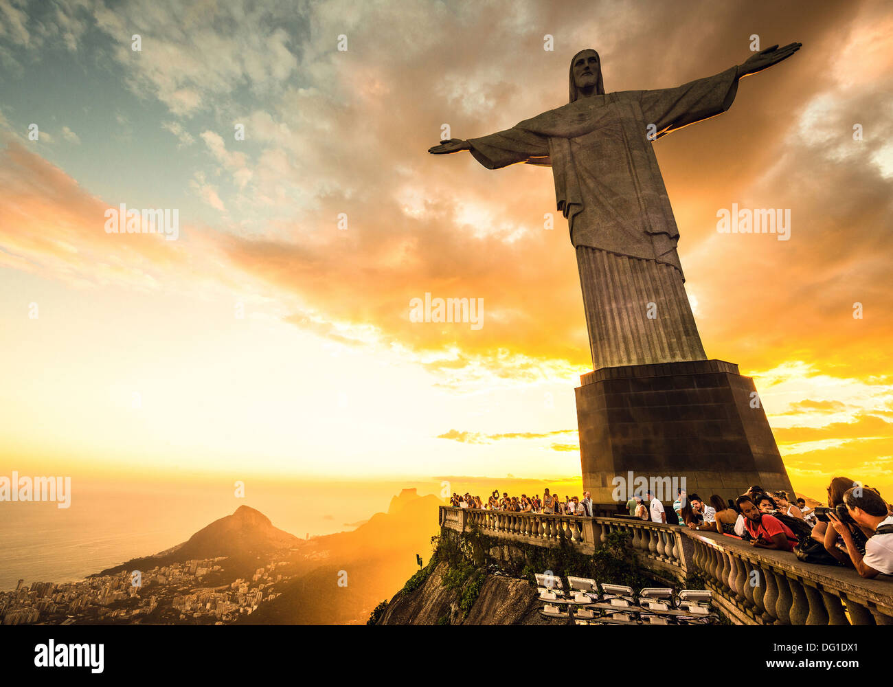 Touristen sind glücklich, den ersten Sonnenuntergang nach einer Woche Regen und Gewitter auf dem Corcovado-Berg zu sehen Stockfoto