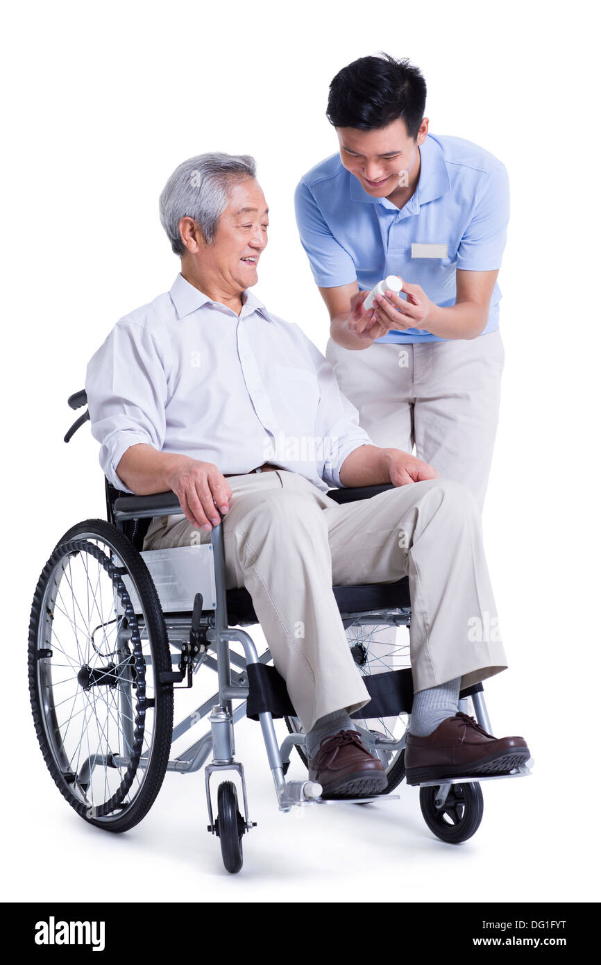 Männliche Krankenpflege Arbeiter zeigen ältere Menschen Medizin Stockfoto