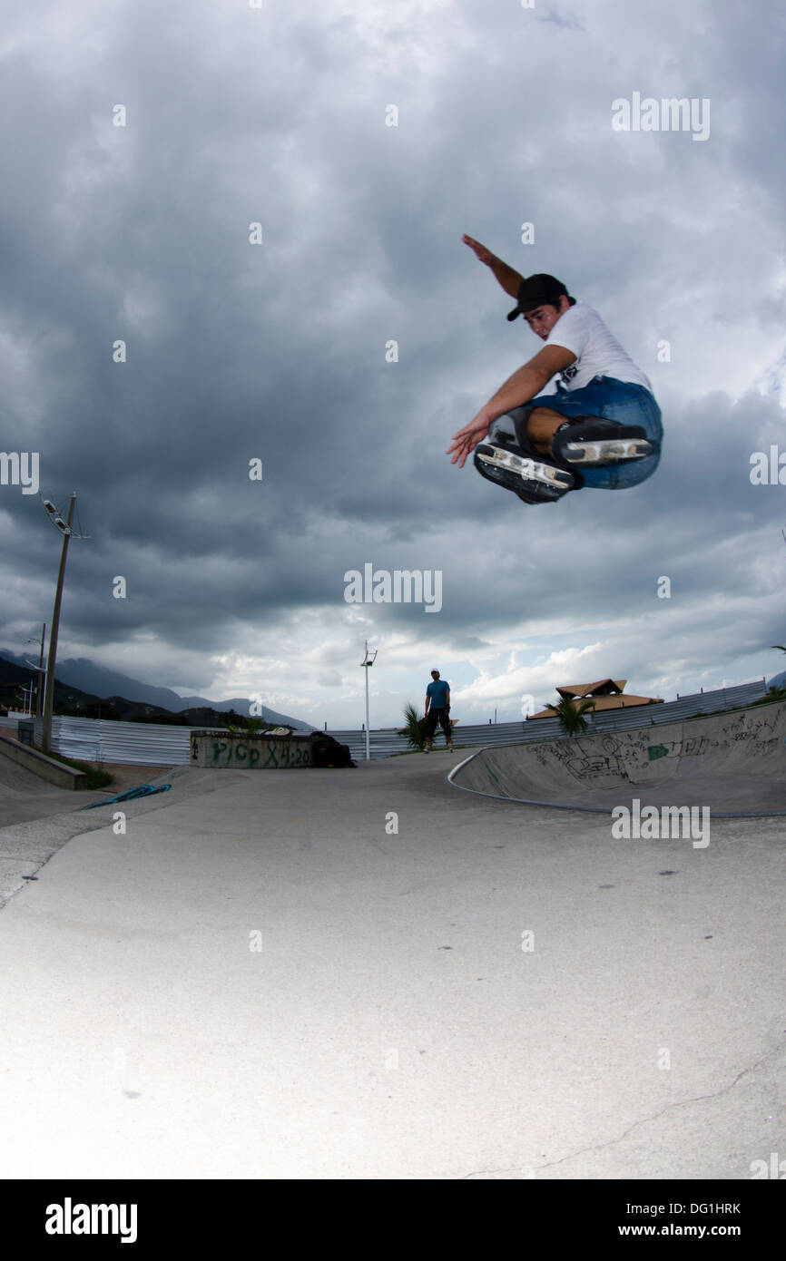 In Zeile Skate tricks Athlet Durchführung Antenne in einem öffentlichen Skatepark in Sao Sebastiao, Bundesstaat Sao Paulo, Brasilien Stockfoto