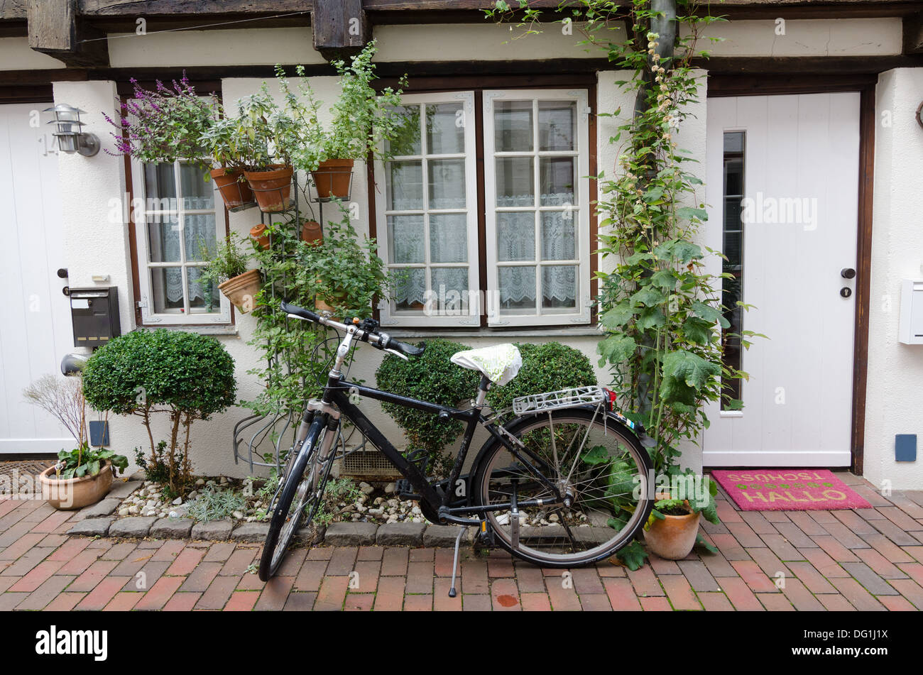 Lübeck, Deutschland. Das Fahrrad vor der Haustür Stockfoto