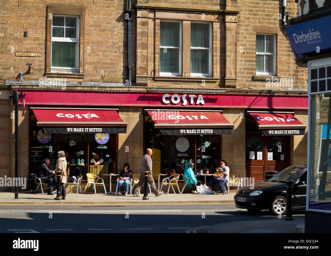 Zweig der Costa High Street Café Café Kette in Matlock Derbyshire England UK mit Tischen und Stühlen auf Bürgersteig vor Stockfoto