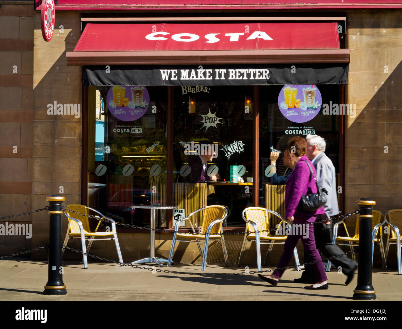 Zweig der Costa High Street Café Café Kette in Matlock Derbyshire England UK mit Tischen und Stühlen auf Bürgersteig vor Stockfoto