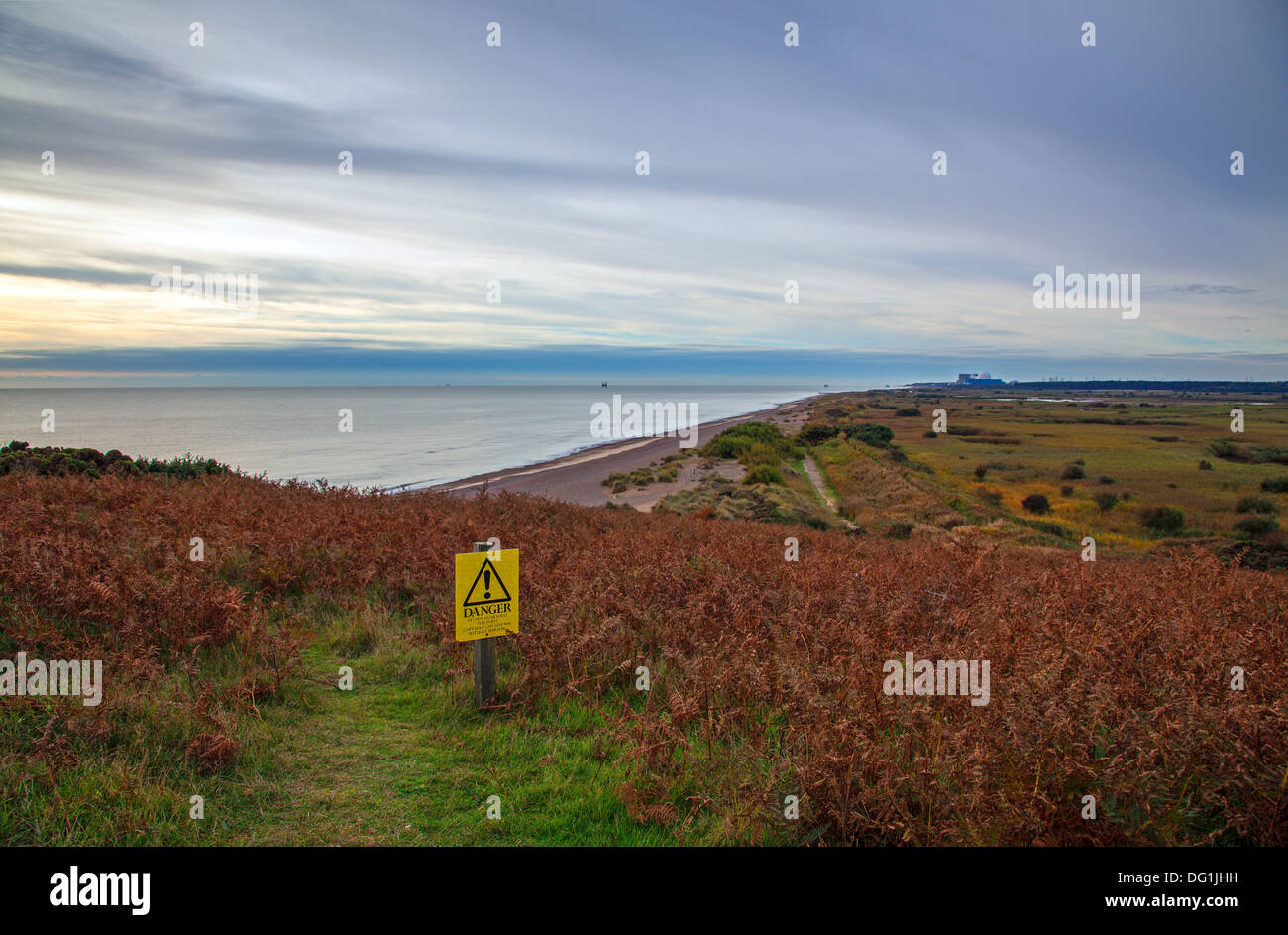 Blick nach Süden, von Dunwich Klippen in Richtung Kernkraftwerk Sizewell B Stockfoto