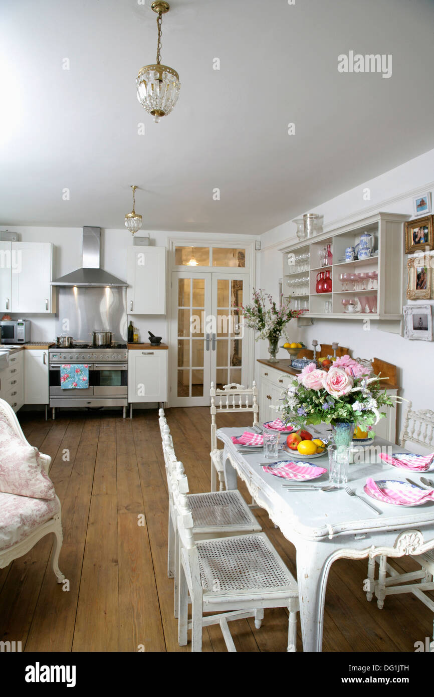 Lackierten Holzmöbeln in weiße moderne Küche und Esszimmer mit