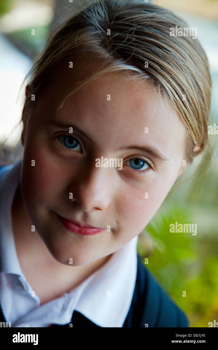 Porträt der zwölf Jahre alte kaukasische Mädchen Blick in die Kamera und lächelnd Stockfoto