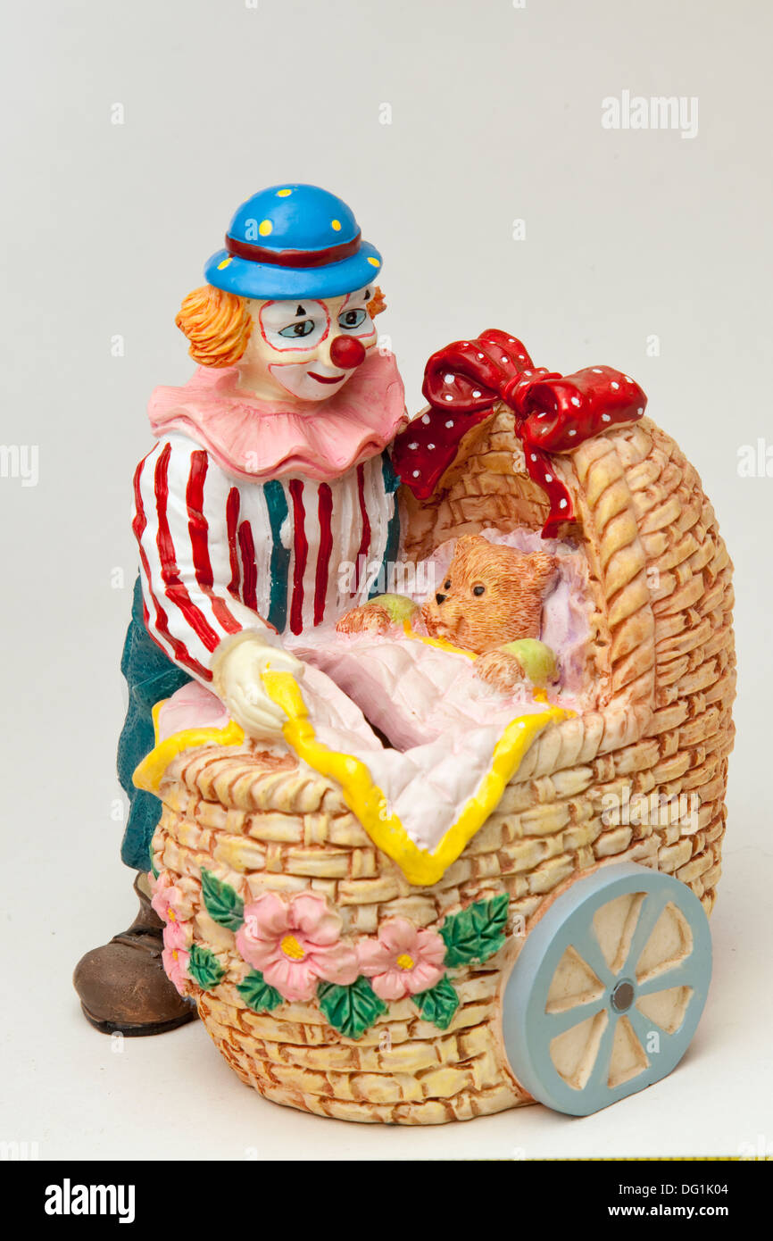 Clown mit Baby Bär im pram Stockfoto