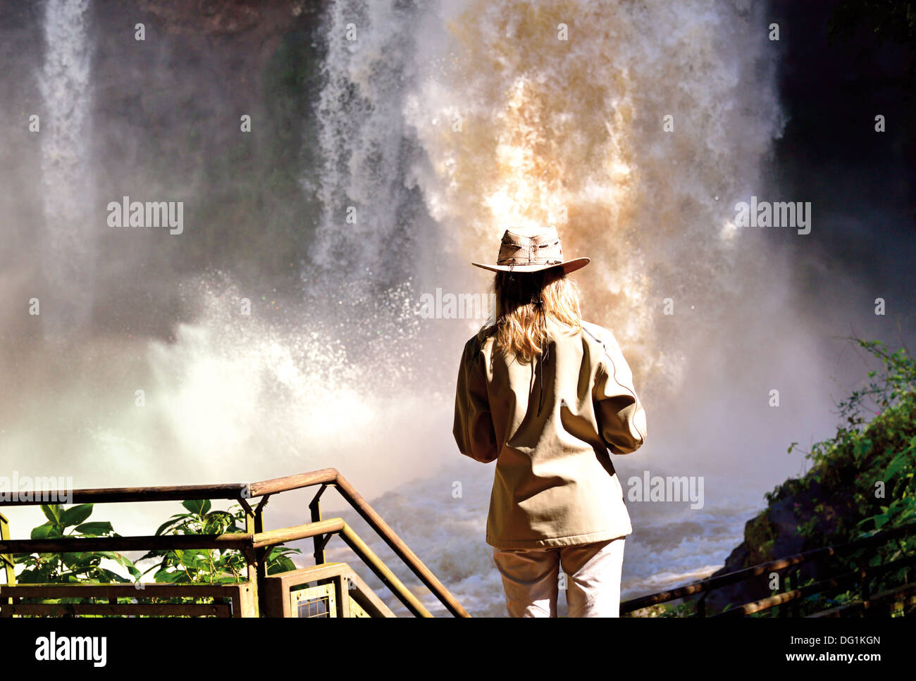 Argentinien, Iguazú Nationalpark: Weibliche Touristen auf der Suche nach der Iguassu Wasserfälle aus dem Superior-Kreislauf Kaskade Stockfoto