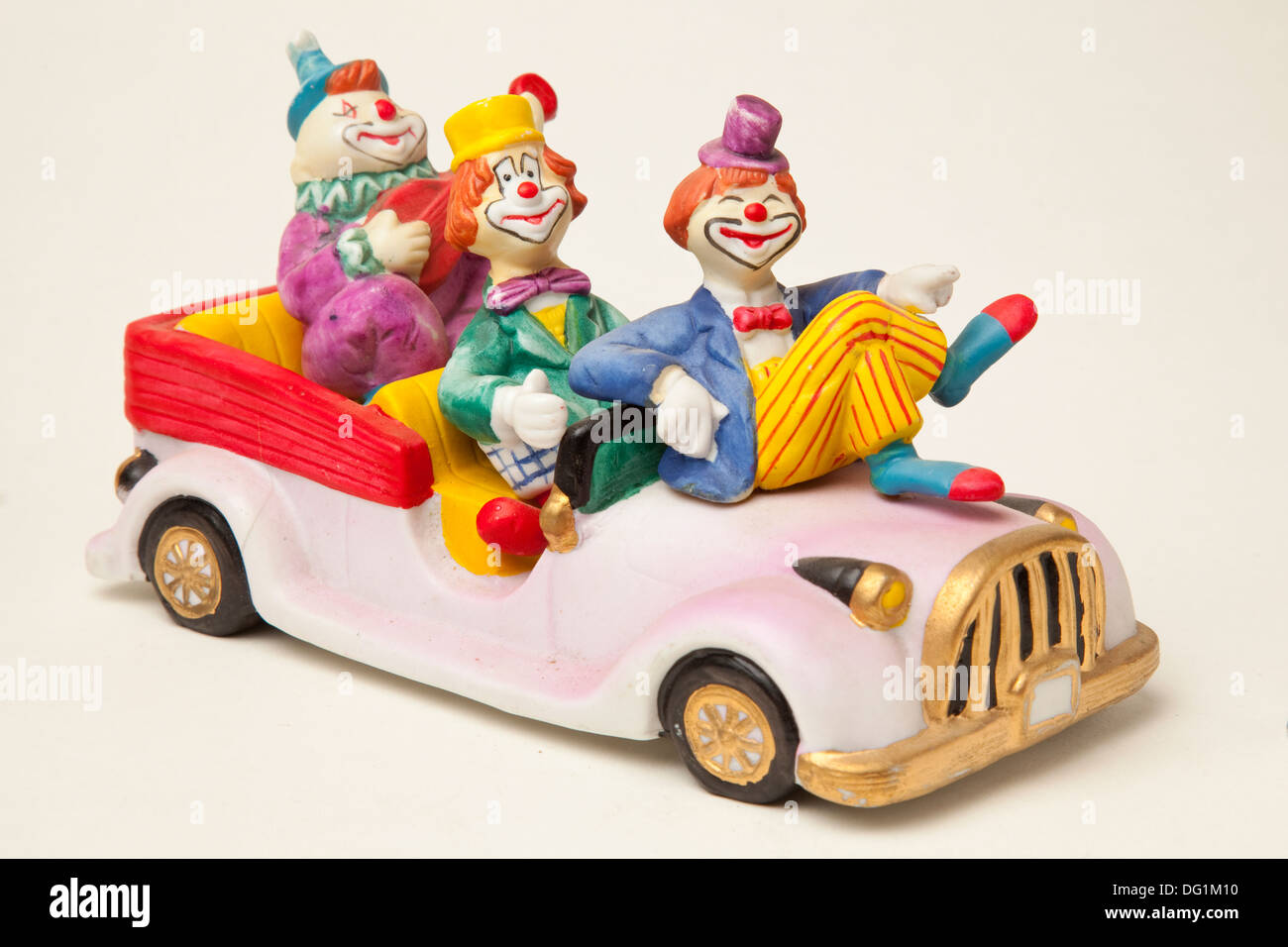 Clowns in ein rosa Auto Stockfoto