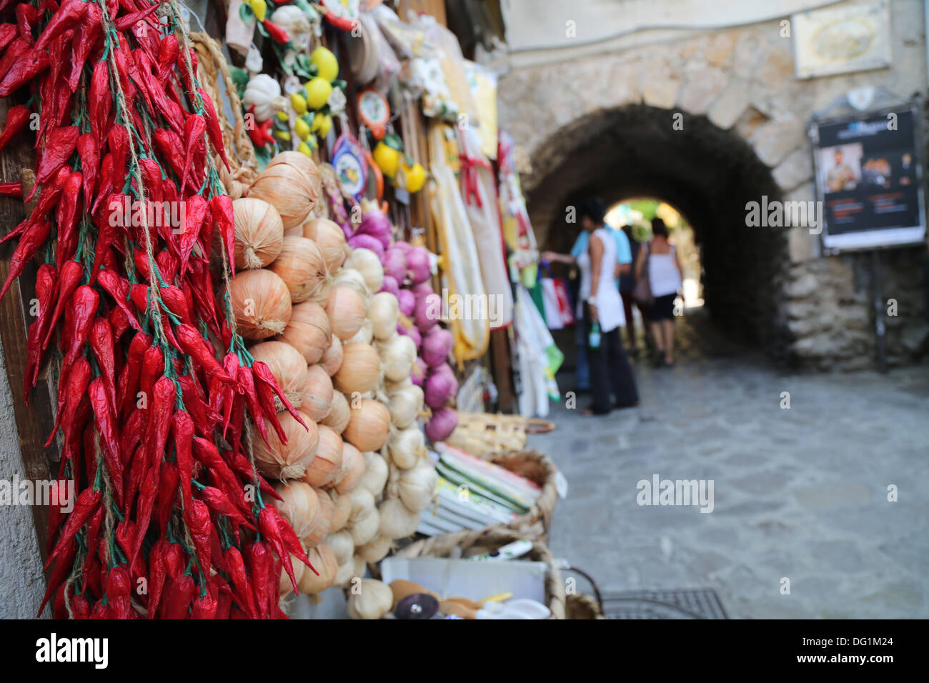 Stadt-Platz, Ravello, Salerno, Italien mit Details von Chilis und galic. Shop-außen Stockfoto