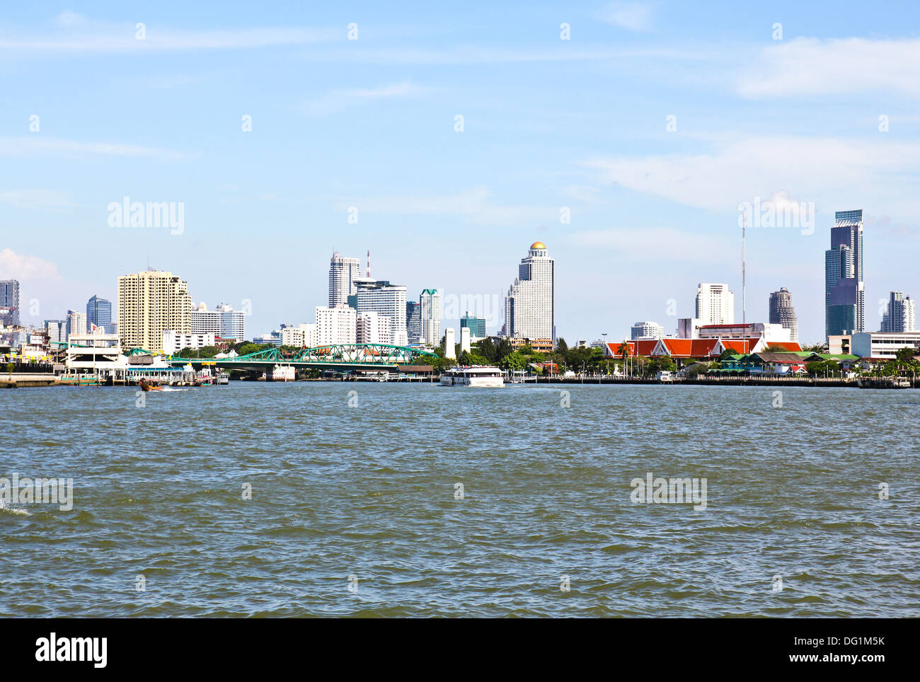 Thailand, Bangkok, Blick auf den Chao Praya Fluss und die Skyline der Stadt Stockfoto