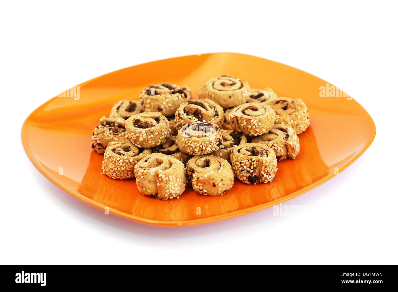 Zwieback mit Sesam und Oliven auf orange Teller isoliert auf weißem Hintergrund. Stockfoto