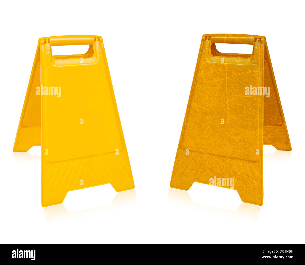Gelbes Schild, die für nassen Boden alarmiert. (mit Beschneidungspfad Arbeit) Stockfoto