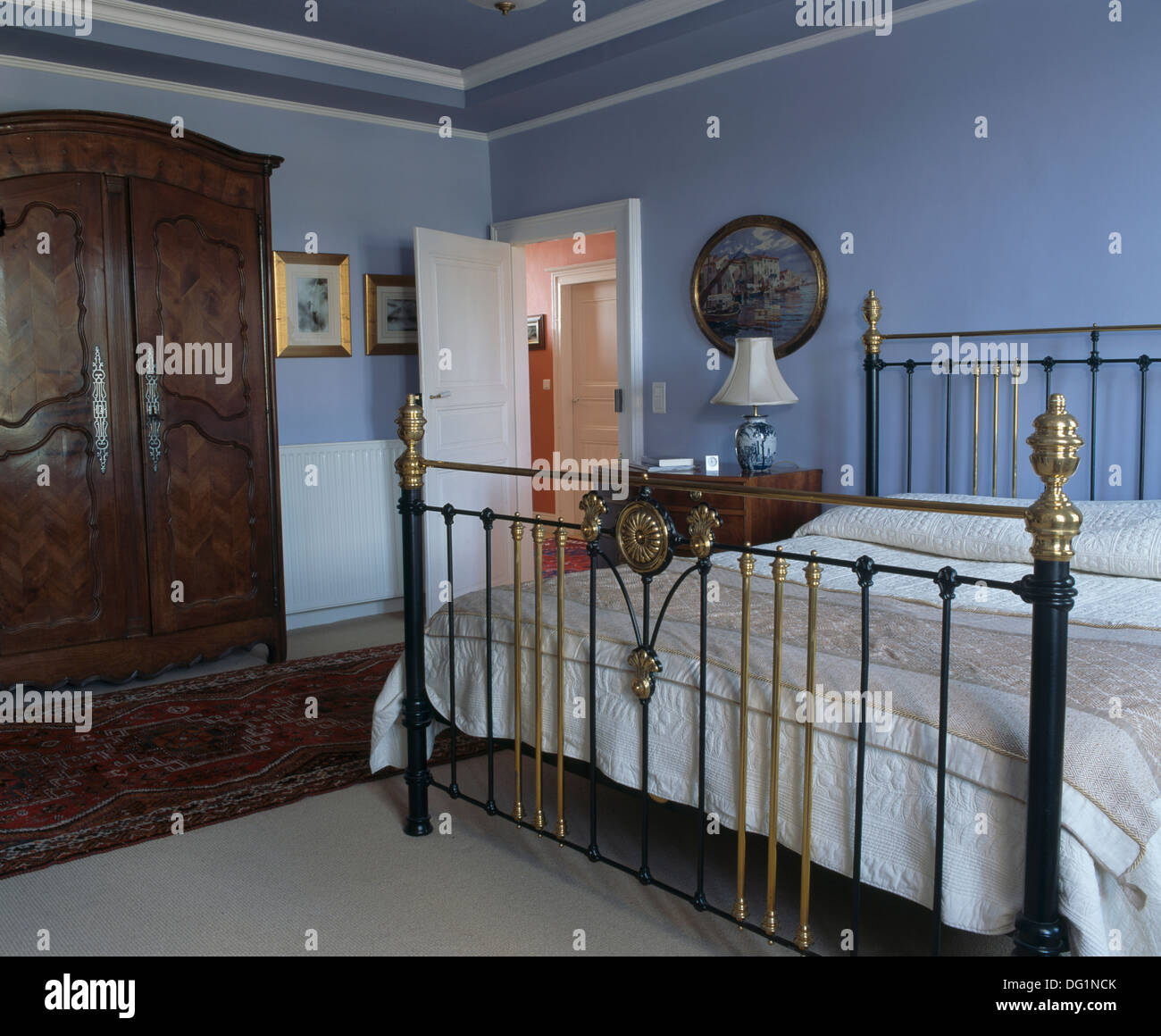 Messing antik Bett im blassen blauen französischer Landhaus Schlafzimmer  mit Eiche Kleiderschrank Stockfotografie - Alamy