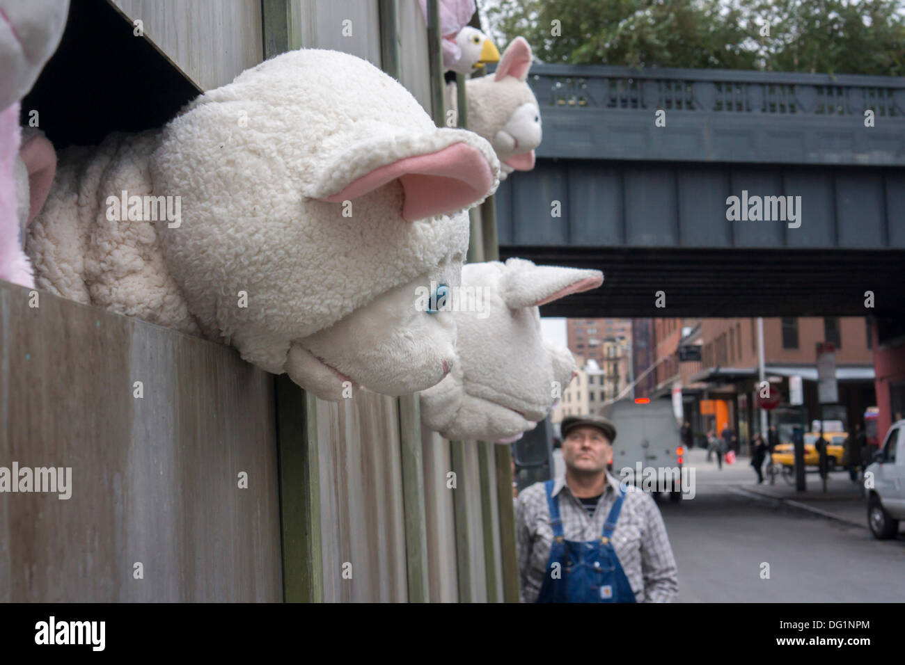New York City, NY, USA. 11. Oktober 2013. Banksy Fans strömen in trendigen Meatpacking District in New York am Freitag, 11. Oktober 2013, die elfte Ausgabe von Banksys Kunst, "The Sirens of the Lambs" zu sehen. Dieses besondere skulpturale Stück besteht aus einem Schlachthof LKW gefüllt mit blöken Plüschtiere, gesteuert von Puppenspielern, die um von einem Fahrer, Mitte,, betrieben wurden, die im Charakter geblieben. Bildnachweis: Richard Levine/Alamy Live-Nachrichten Stockfoto