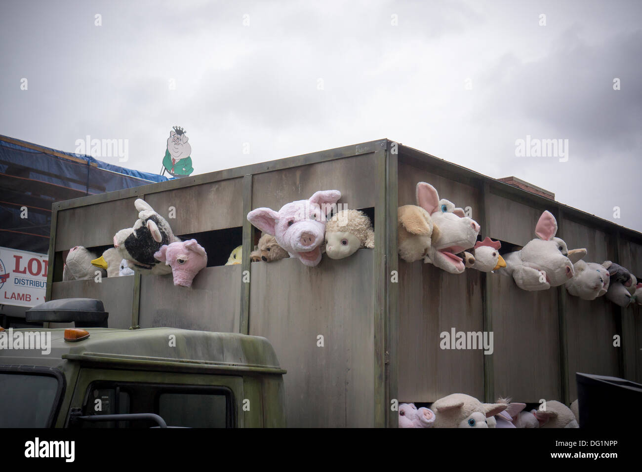 New York City, NY, USA. 11. Oktober 2013. Banksy Fans strömen in trendigen Meatpacking District in New York am Freitag, 11. Oktober 2013, die elfte Ausgabe von Banksys Kunst, "The Sirens of the Lambs" zu sehen. Dieses besondere skulpturale Stück besteht aus einem Schlachthof LKW gefüllt mit blöken Plüschtiere, gesteuert von Puppenspielern, die um von einem Fahrer betrieben wurden, die im Charakter geblieben. Bildnachweis: Richard Levine/Alamy Live-Nachrichten Stockfoto