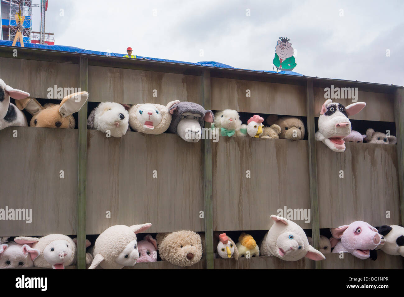 New York City, NY, USA. 11. Oktober 2013. Banksy Fans strömen in trendigen Meatpacking District in New York am Freitag, 11. Oktober 2013, die elfte Ausgabe von Banksys Kunst, "The Sirens of the Lambs" zu sehen. Dieses besondere skulpturale Stück besteht aus einem Schlachthof LKW gefüllt mit blöken Plüschtiere, gesteuert von Puppenspielern, die um von einem Fahrer betrieben wurden, die im Charakter geblieben. Bildnachweis: Richard Levine/Alamy Live-Nachrichten Stockfoto