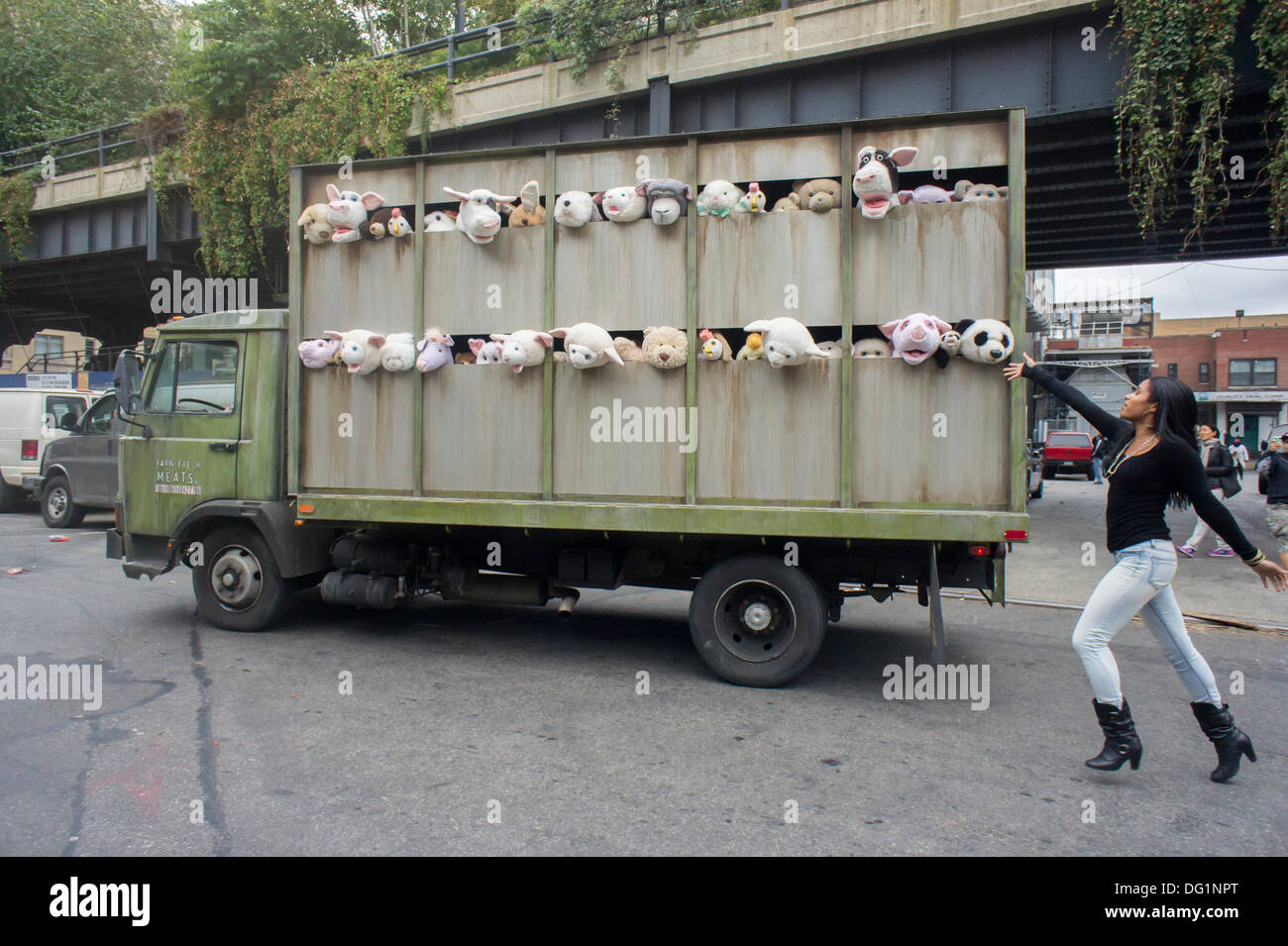 New York City, NY, USA. 11. Oktober 2013. Banksy Fans strömen in trendigen Meatpacking District in New York am Freitag, 11. Oktober 2013, die elfte Ausgabe von Banksys Kunst, "The Sirens of the Lambs" zu sehen. Dieses besondere skulpturale Stück besteht aus einem Schlachthof LKW gefüllt mit blöken Plüschtiere, gesteuert von Puppenspielern, die um von einem Fahrer betrieben wurden, die im Charakter geblieben. Bildnachweis: Richard Levine/Alamy Live-Nachrichten Stockfoto