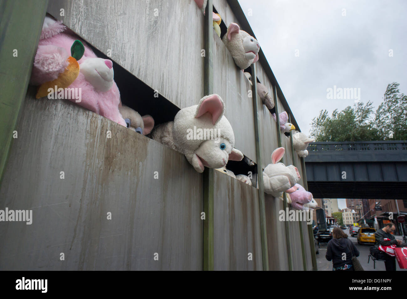 New York City, NY, USA. 11. Oktober 2013. Banksy Fans strömen in trendigen Meatpacking District in New York am Freitag, 11. Oktober 2013, die elfte Ausgabe von Banksys Kunst, "The Sirens of the Lambs" zu sehen. Dieses besondere skulpturale Stück besteht aus einem Schlachthof LKW gefüllt mit blöken Plüschtiere, gesteuert von Puppenspielern, die um von einem Fahrer betrieben wurden, die im Charakter geblieben. Bildnachweis: Richard Levine/Alamy Live-Nachrichten Stockfoto