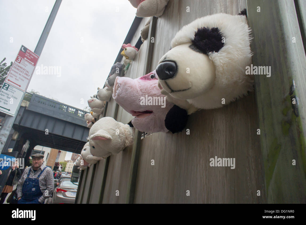 New York City, NY, USA. 11. Oktober 2013. Banksy Fans strömen in trendigen Meatpacking District in New York am Freitag, 11. Oktober 2013, die elfte Ausgabe von Banksys Kunst, "The Sirens of the Lambs" zu sehen. Dieses besondere skulpturale Stück besteht aus einem Schlachthof LKW gefüllt mit blöken Plüschtiere, gesteuert durch Puppenspieler, die von einem Fahrer links,, um betrieben wurden, die im Charakter geblieben. Bildnachweis: Richard Levine/Alamy Live-Nachrichten Stockfoto