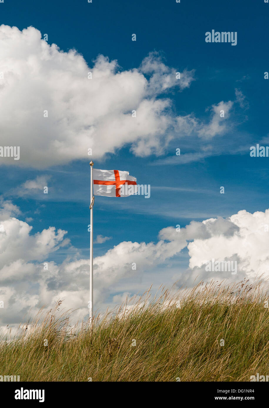 Flagge von St. George gegen blauen Himmel mit weißen Wolken (Hochformat). Stockfoto
