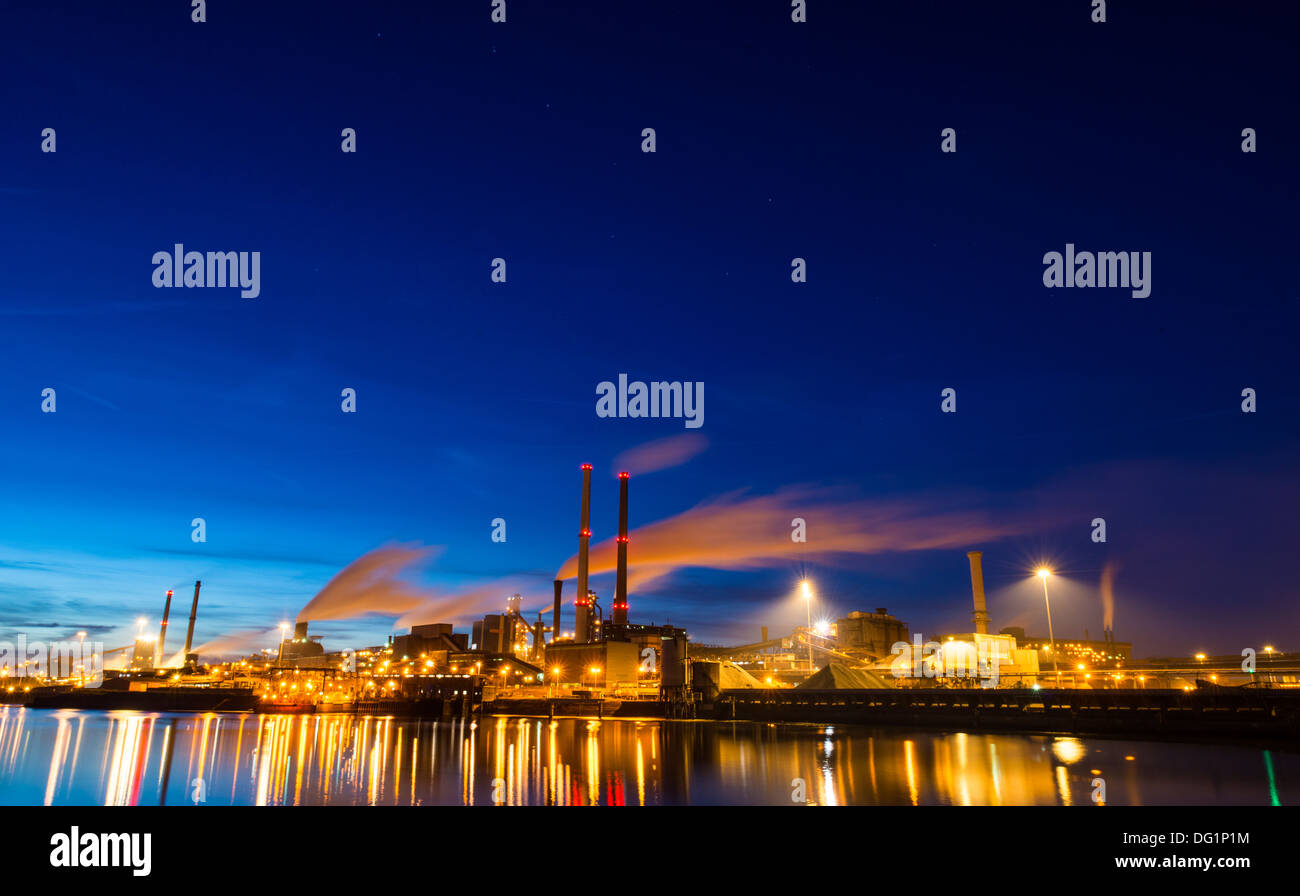 Nacht Schuss von Tata Steel Werk in IJmuiden Holland Stockfoto