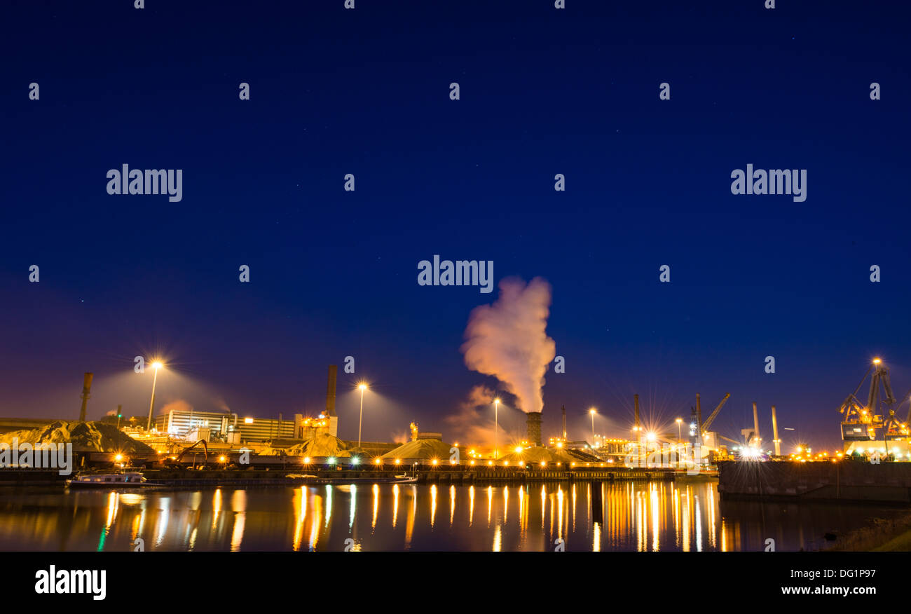 Nacht Schuss von Tata Steel Werk in IJmuiden Holland Stockfoto