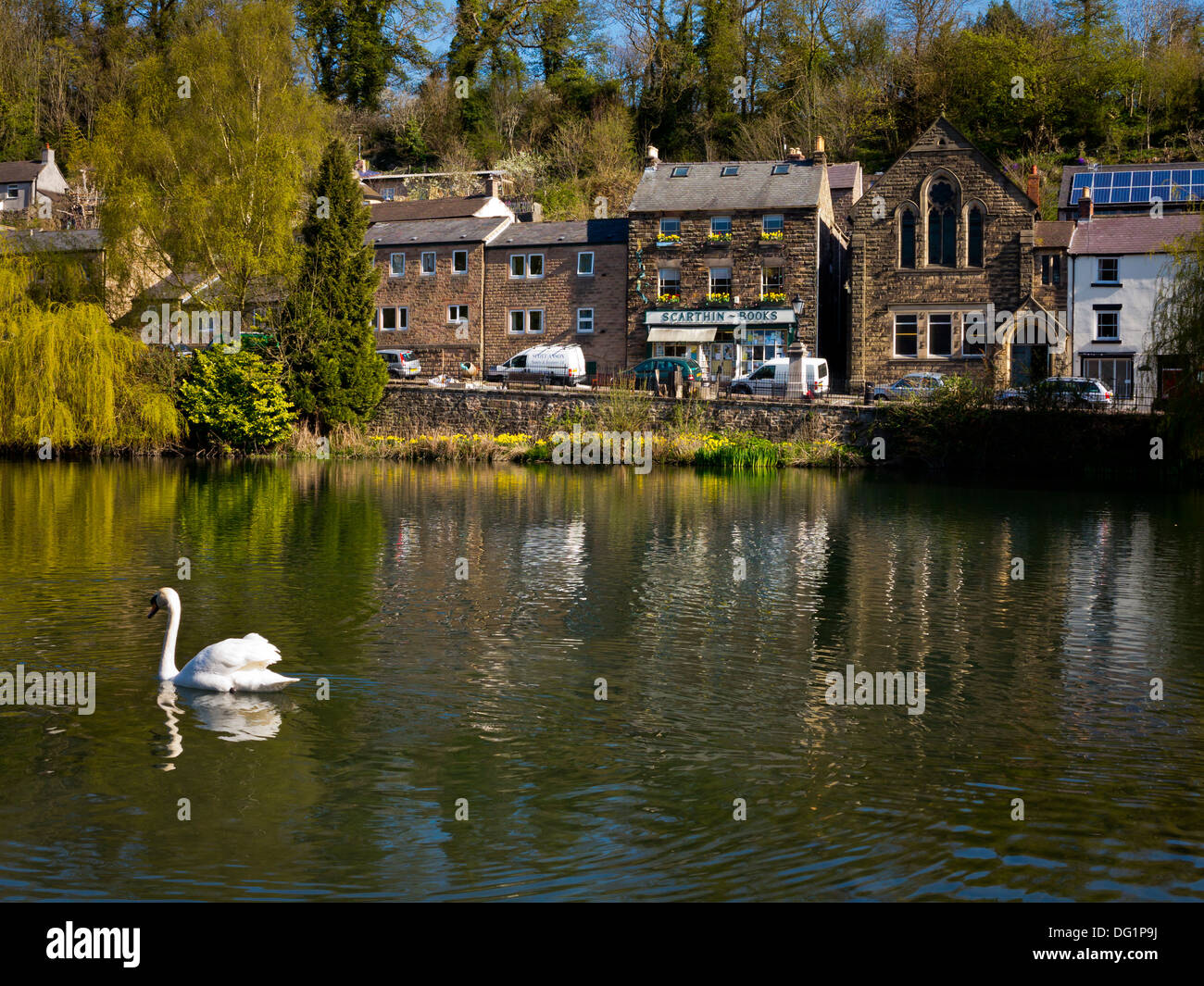 Blick über den Dorfteich in Richtung Scarthin Bücher Shop in Cromford in der Nähe von Matlock Derbyshire Dales Peak District England UK Stockfoto