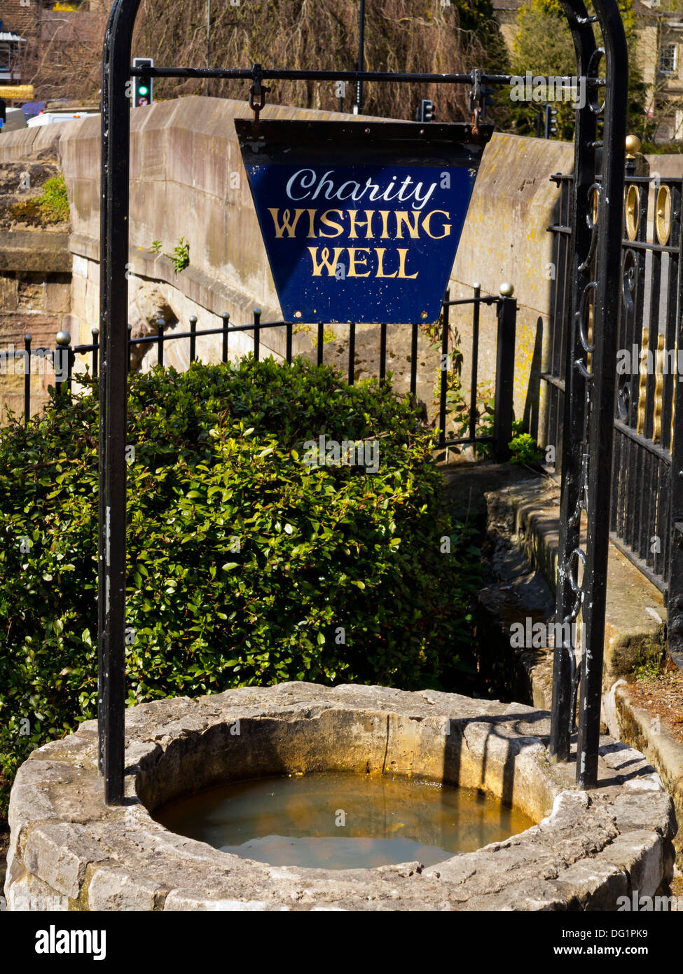 Nächstenliebe Wishing Well verwendet, um Kleingeld sammeln für wohltätige Zwecke in Matlock Derbyshire England UK Stockfoto