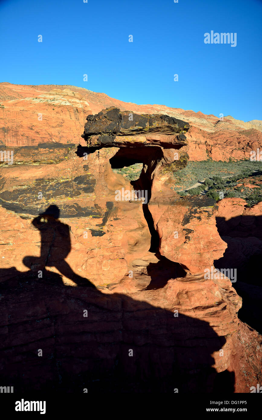 Schatten eines Fotografen auf rotem Sandstein Felsen. Southern Utah, USA. Stockfoto