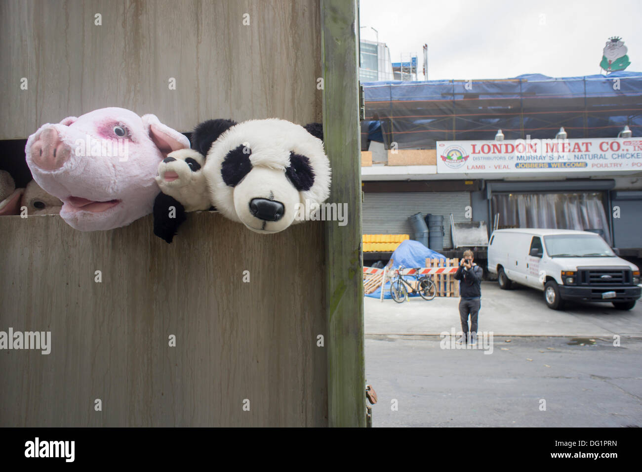 New York City, NY, USA. 11. Oktober 2013. Banksy Fans strömen in trendigen Meatpacking District in New York am Freitag, 11. Oktober 2013, die elfte Ausgabe von Banksys Kunst, "The Sirens of the Lambs" zu sehen. Dieses besondere skulpturale Stück besteht aus einem Schlachthof LKW gefüllt mit blöken Plüschtiere, gesteuert von Puppenspielern, die um von einem Fahrer betrieben wurden, die im Charakter geblieben. Bildnachweis: Richard Levine/Alamy Live-Nachrichten Stockfoto