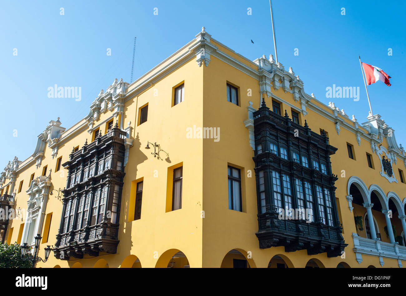 Koloniale gelbes Gebäude am Hauptplatz namens Plaza de Armas in Lima, Peru Stockfoto