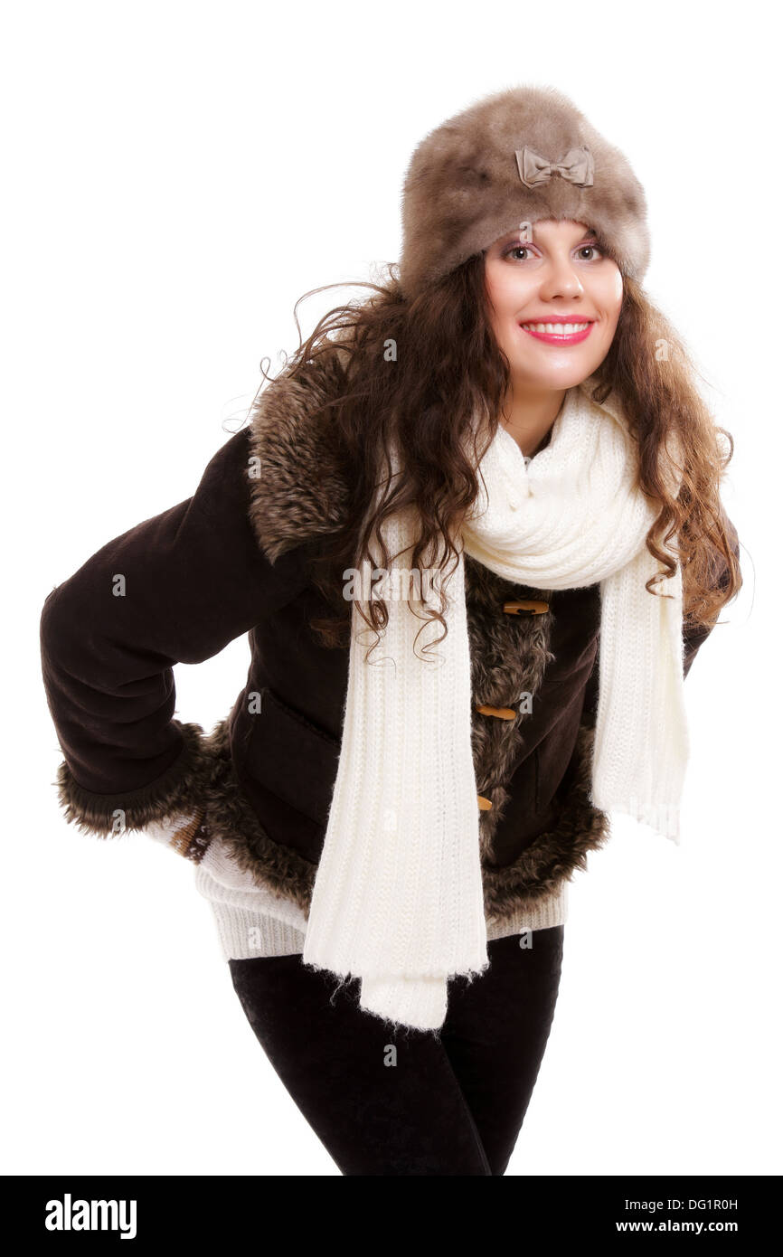 Winter Mode Portrait schöne Frau in warme Kleidung im Pelz Hut Schalldämpfer isoliert auf weißem Hintergrund Stockfoto