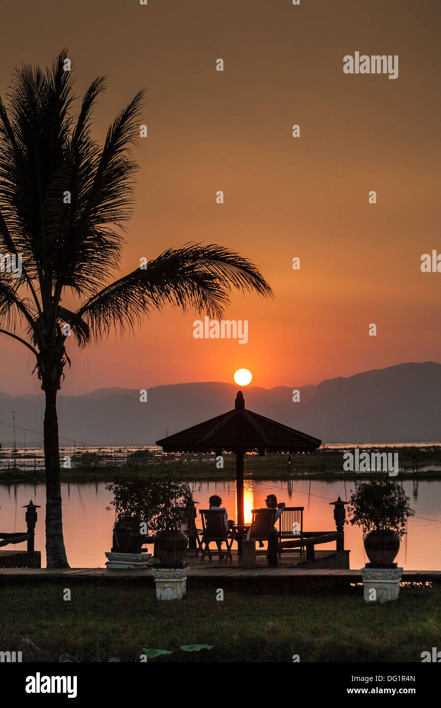 Touristen Entspannung während eines Sonnenuntergangs über Inle-See und Shan Taung Tan Berg Nyaung Shwe, Shan State in Myanmar (Burma) Stockfoto